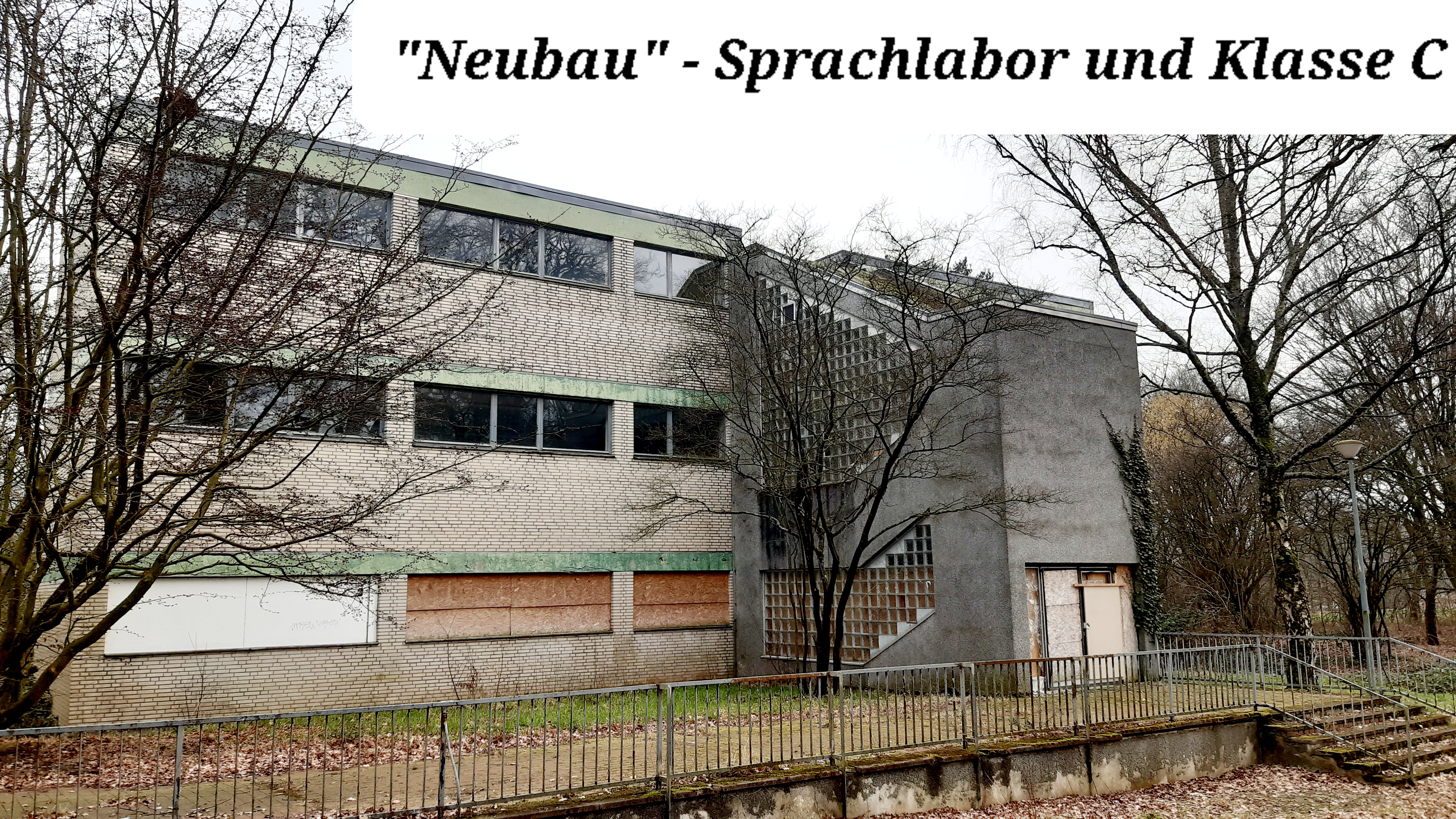 Schulhof - Blick zur Turnhalle