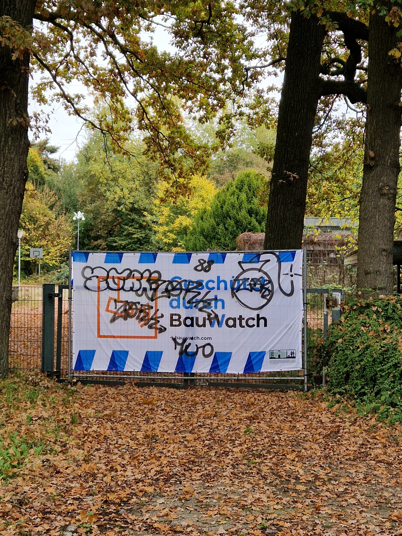 Abriss – BauWatch Banner am Eingang